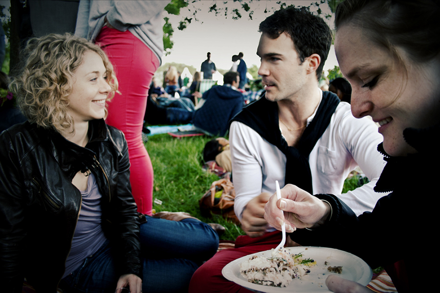 Midsommar im Hide Park in der Mitte sieht man Fredrik zusammen mit einer schwedischen Freundin und rechts probiert Elli gerade die Lachstorte ;)